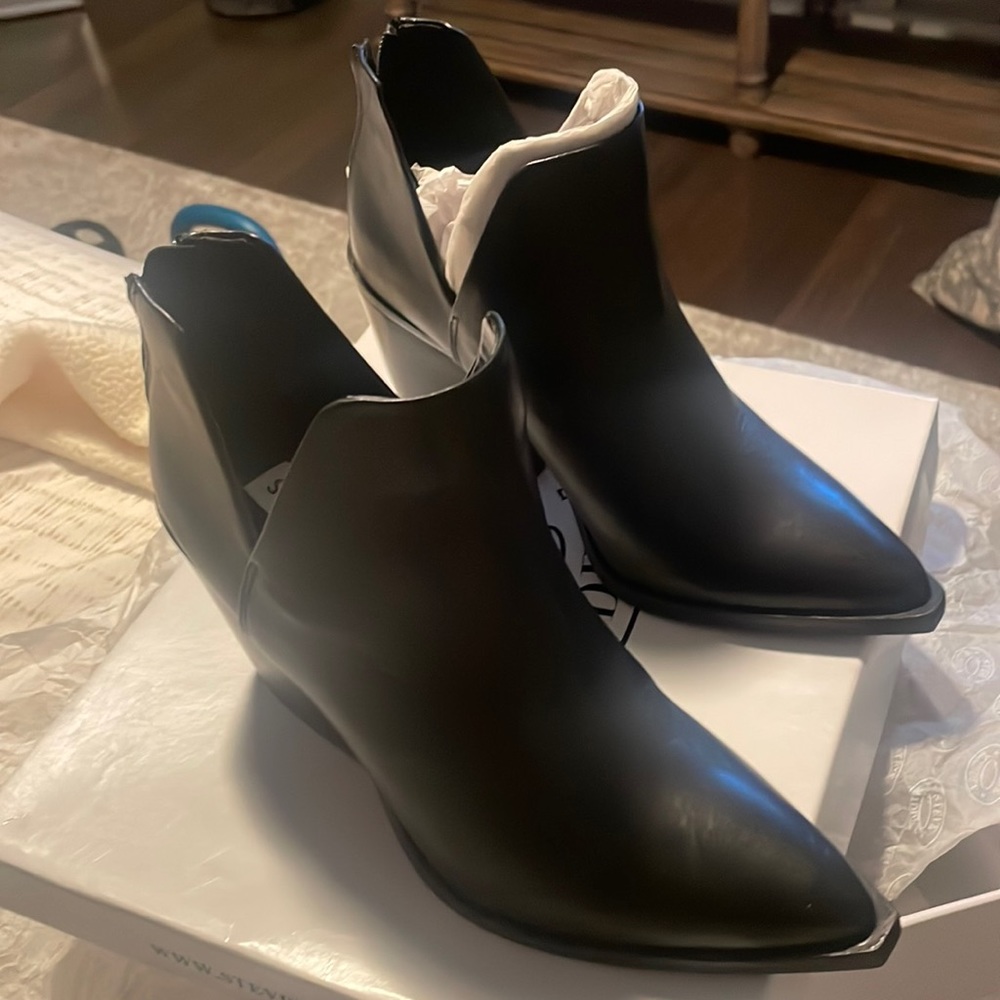 SteveMadden Black Alyse leather boots has a little scratch on the right shoe